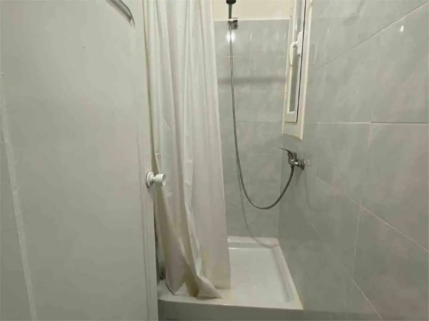 Badezimmer von Wohnung zur untervermieten in Barcelona mit Parkett, Möbliert und Balkon