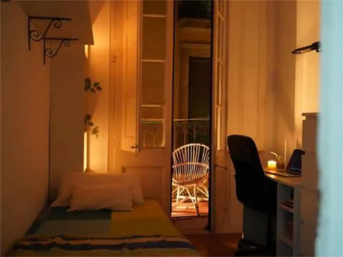 Schlafzimmer von Wohnung zur untervermieten in Barcelona mit Parkett, Möbliert und Balkon