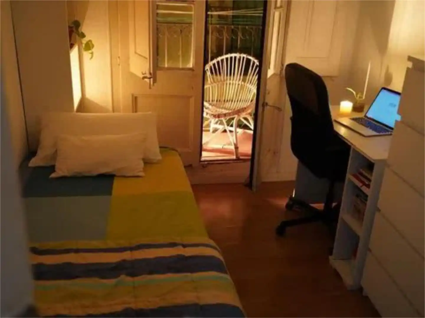 Schlafzimmer von Wohnung zur untervermieten in Barcelona mit Parkett, Möbliert und Balkon