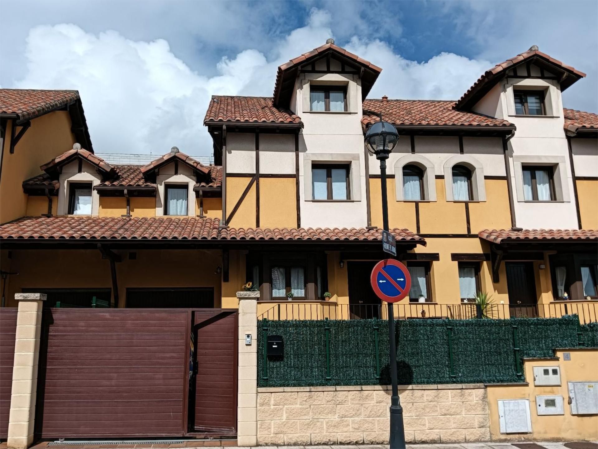 Vista exterior de Pis en venda en Castrillón amb Calefacció, Jardí privat i Traster