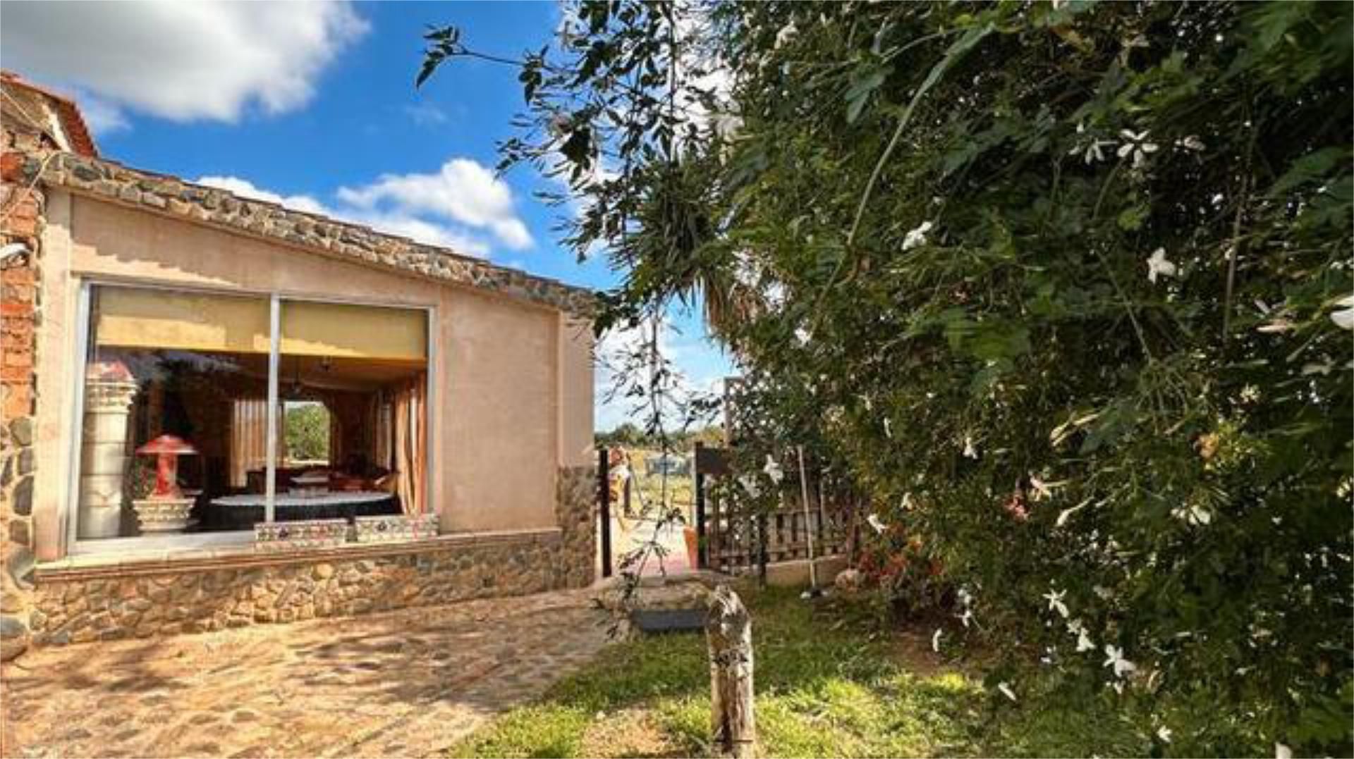 Casa adosada en venda a Montbrió del Camp Jardí de Casa adosada en venda en Montbrió del Camp amb Terrassa i Piscina