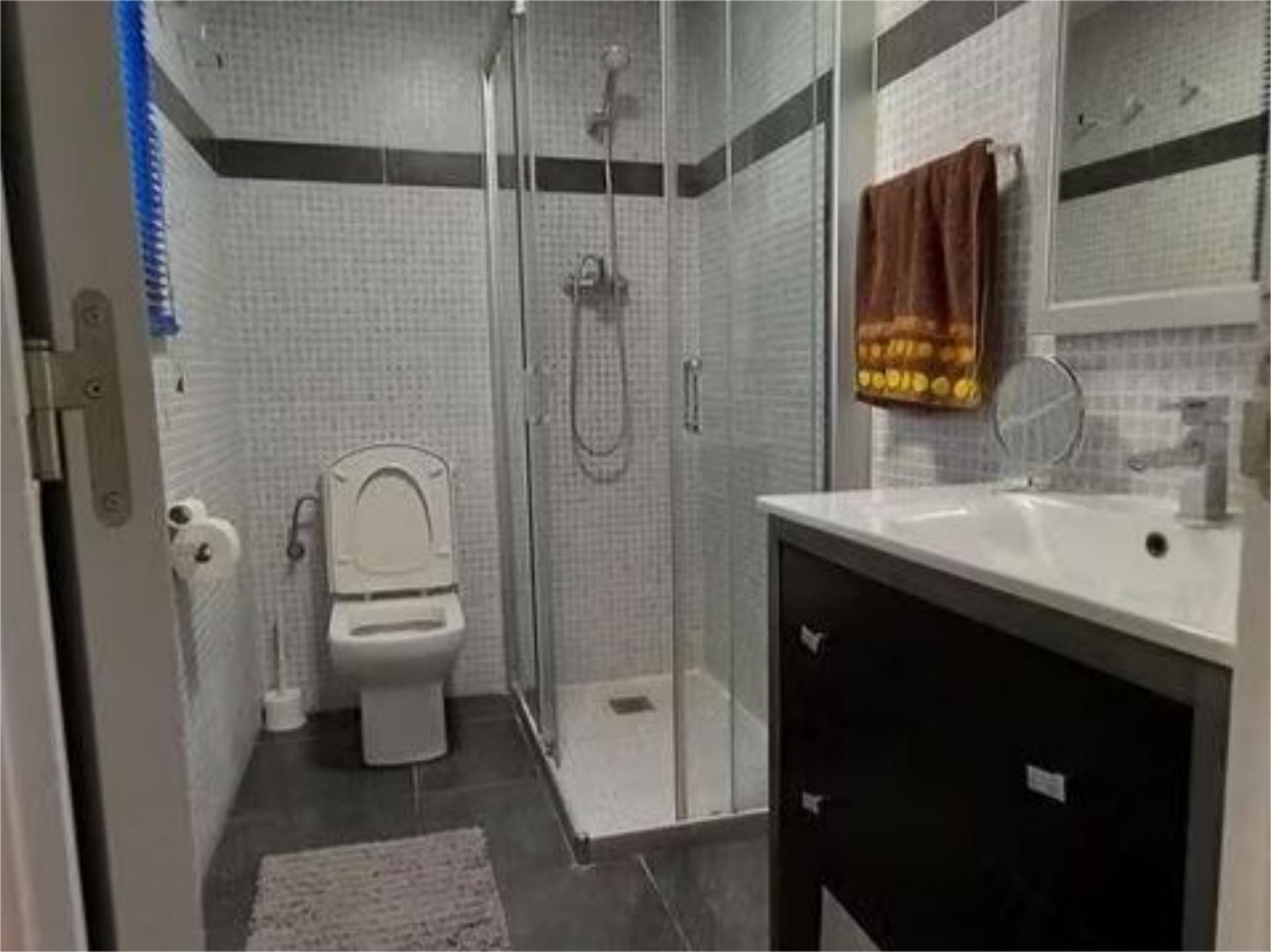 Bany de Pis en venda en  Madrid Capital amb Aire condicionat, Calefacció i Terrassa