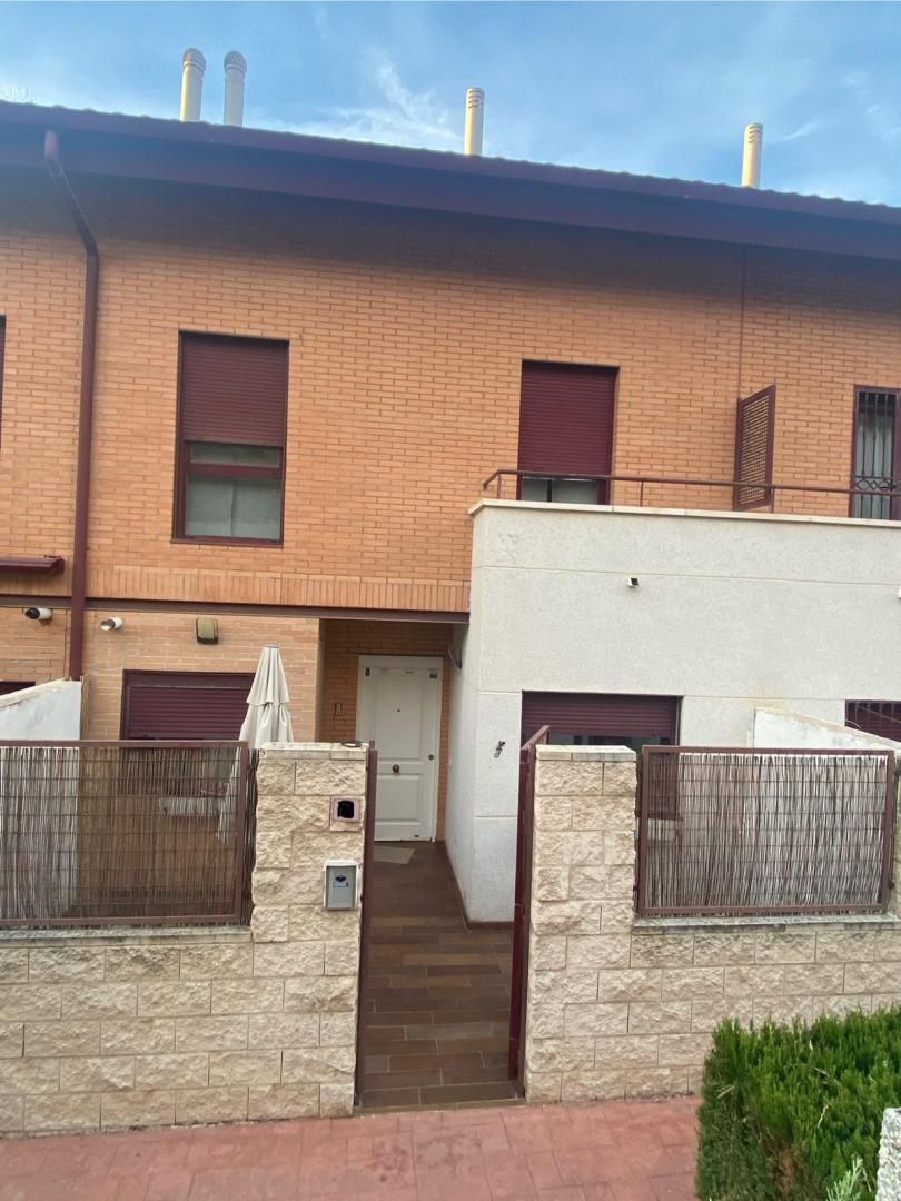 Vista exterior de Casa o xalet en venda en Aranjuez amb Aire condicionat, Calefacció i Jardí privat