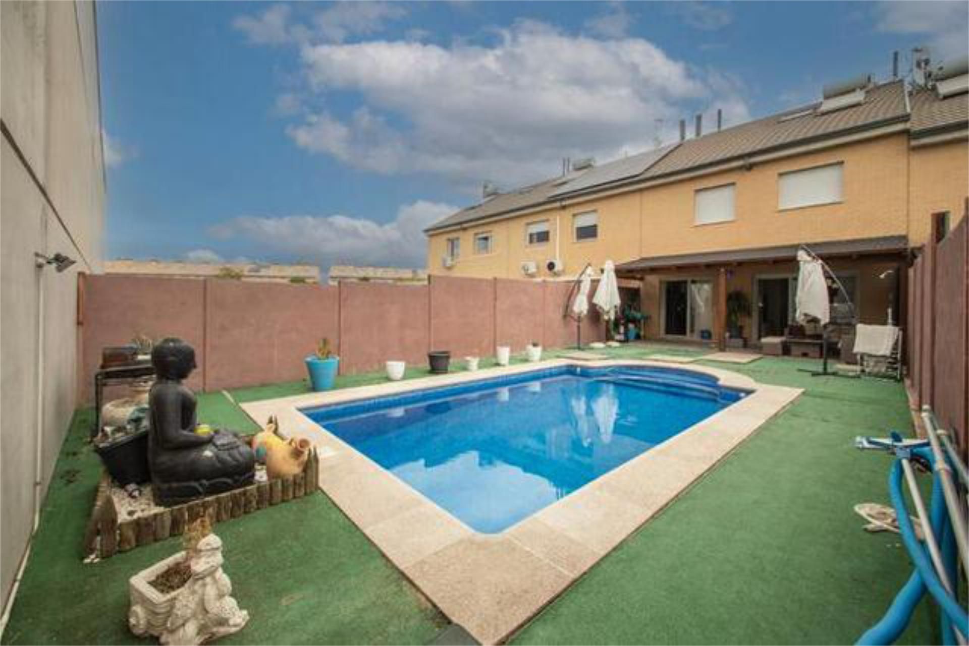 Swimming pool of Single-family semi-detached for sale in Arroyomolinos (Madrid)  with Swimming Pool