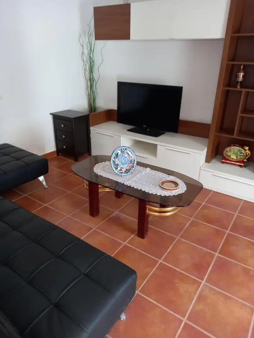 Wohnzimmer von Einfamilien-Reihenhaus zum Verkauf in Valdefinjas mit Möbliert, Ofen und Waschmaschine