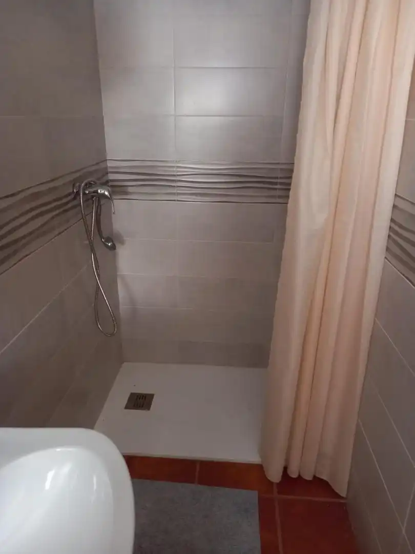 Badezimmer von Einfamilien-Reihenhaus zum Verkauf in Valdefinjas mit Möbliert, Ofen und Waschmaschine