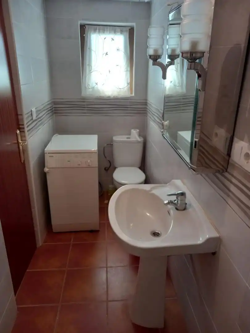 Badezimmer von Einfamilien-Reihenhaus zum Verkauf in Valdefinjas mit Möbliert, Ofen und Waschmaschine