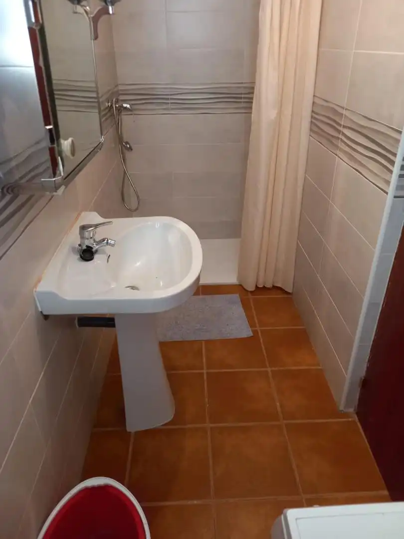 Badezimmer von Einfamilien-Reihenhaus zum Verkauf in Valdefinjas mit Möbliert, Ofen und Waschmaschine