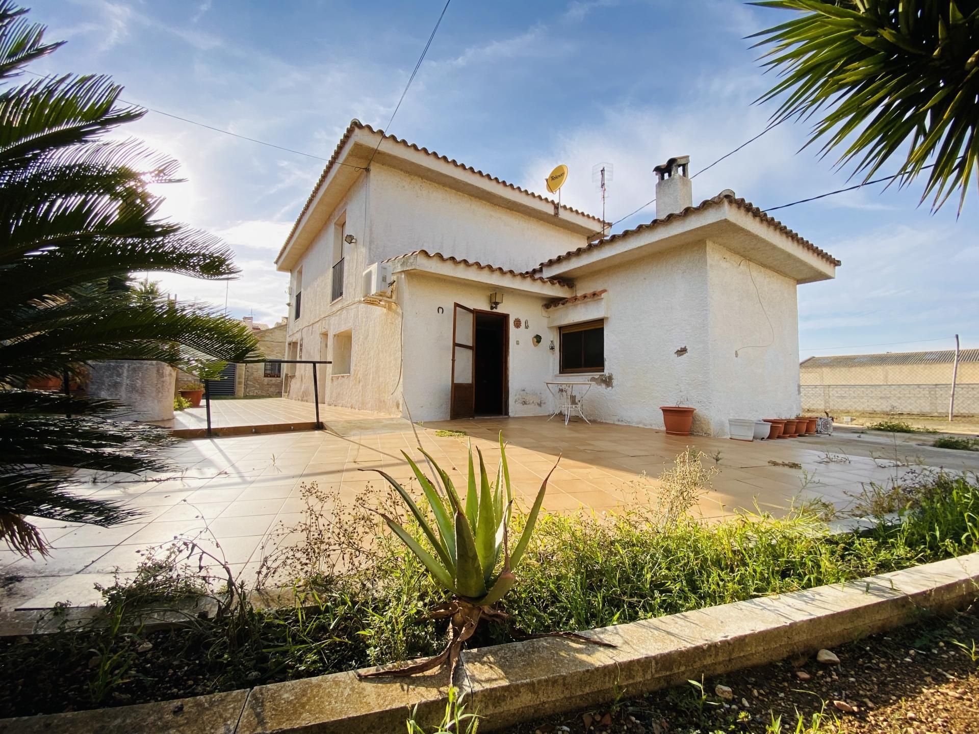 Vista exterior de Casa o xalet en venda en Deltebre amb Aire condicionat i Terrassa