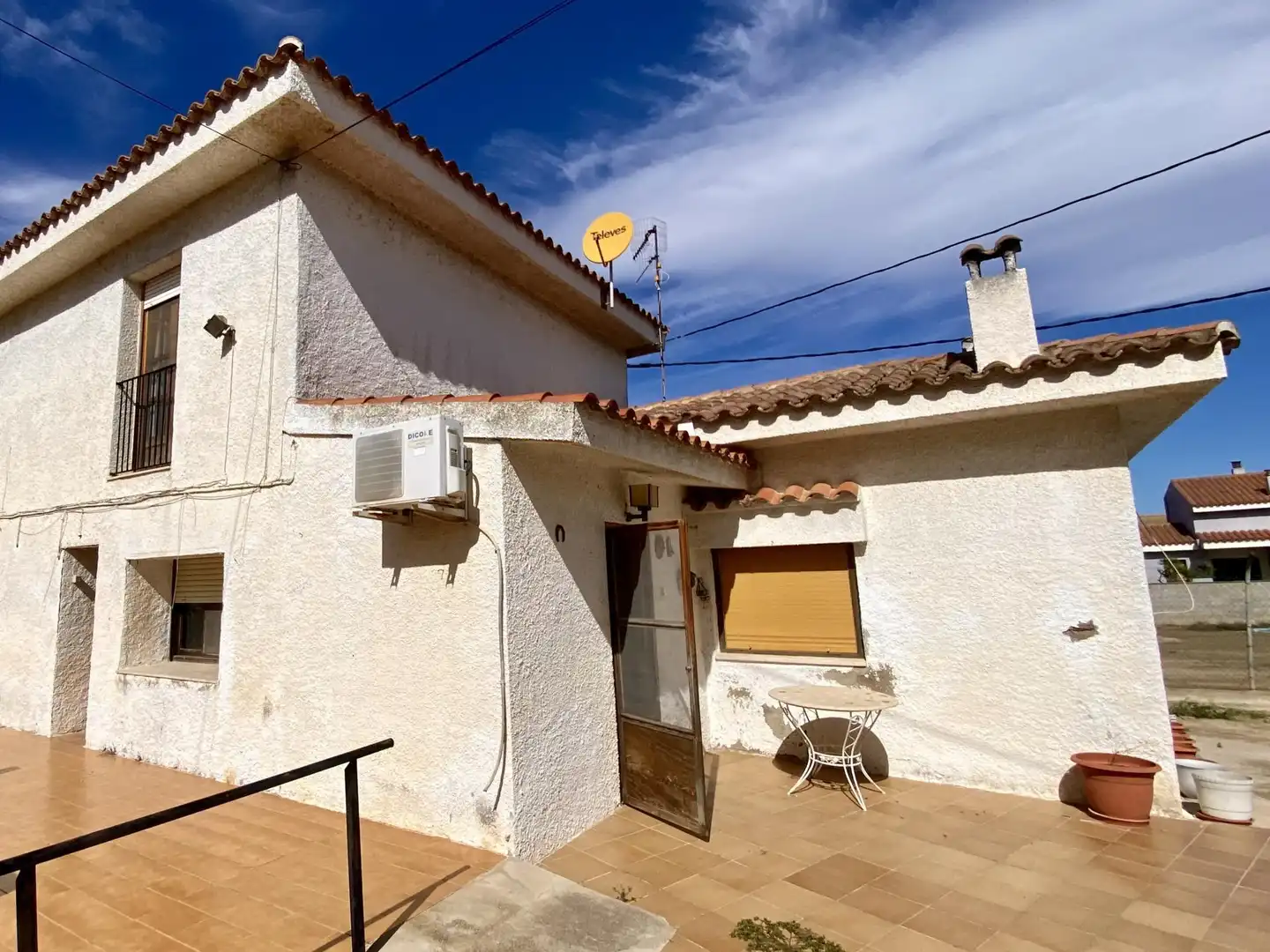 Houses for sale in Carrer Sant Isidre, 1, Deltebre Exterior view of Houses for sale in Deltebre with Air Conditioner and Terrace