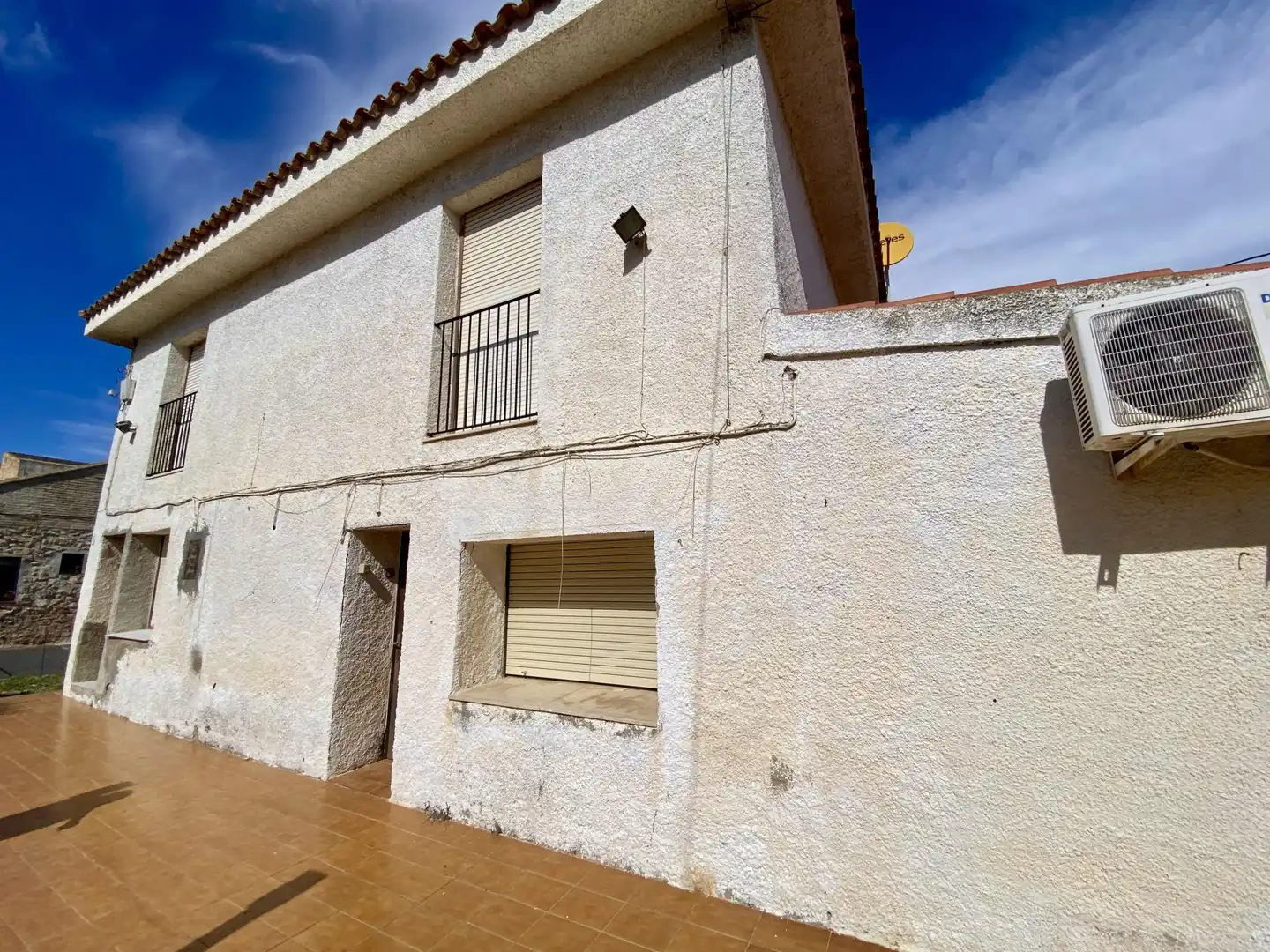Houses for sale in Carrer Sant Isidre, 1, Deltebre Exterior view of Houses for sale in Deltebre with Air Conditioner and Terrace