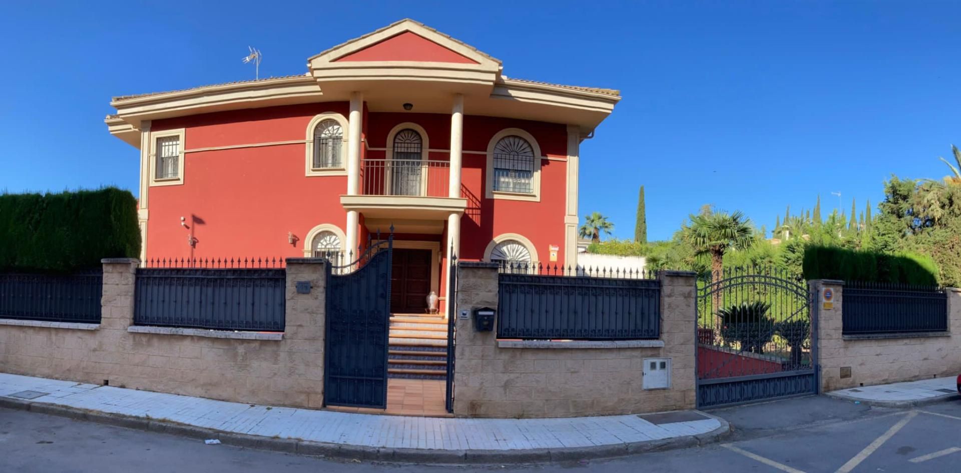 Vista exterior de Casa o xalet en venda en Linares amb Aire condicionat, Terrassa i Piscina
