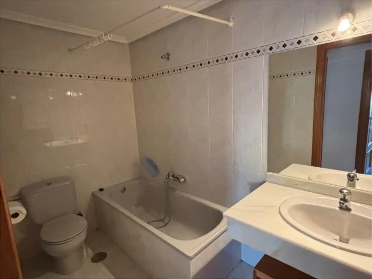 Bathroom of Flat for rent in Plasencia  with Air Conditioner, Heating and Parquet flooring