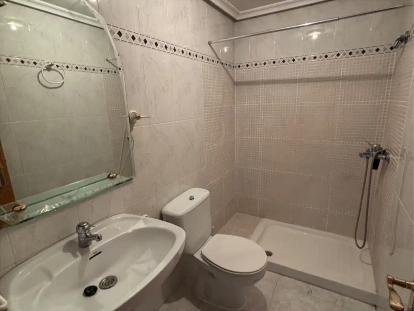 Bathroom of Flat for rent in Plasencia  with Air Conditioner, Heating and Parquet flooring