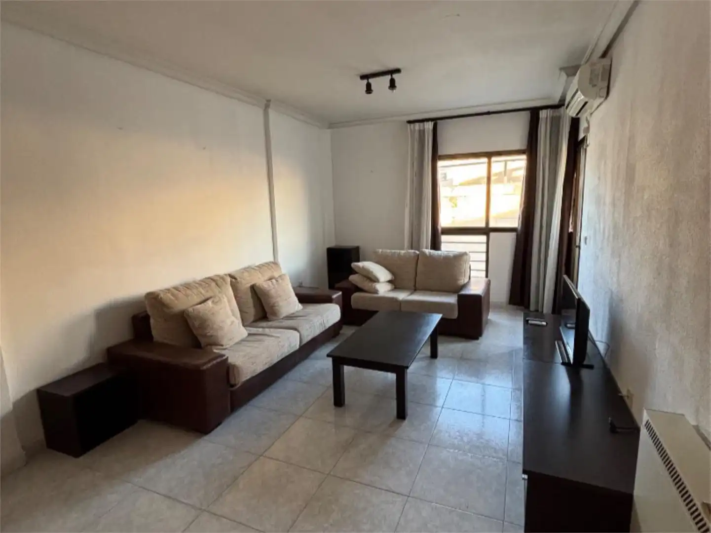 Living room of Flat for rent in Plasencia  with Air Conditioner, Heating and Parquet flooring