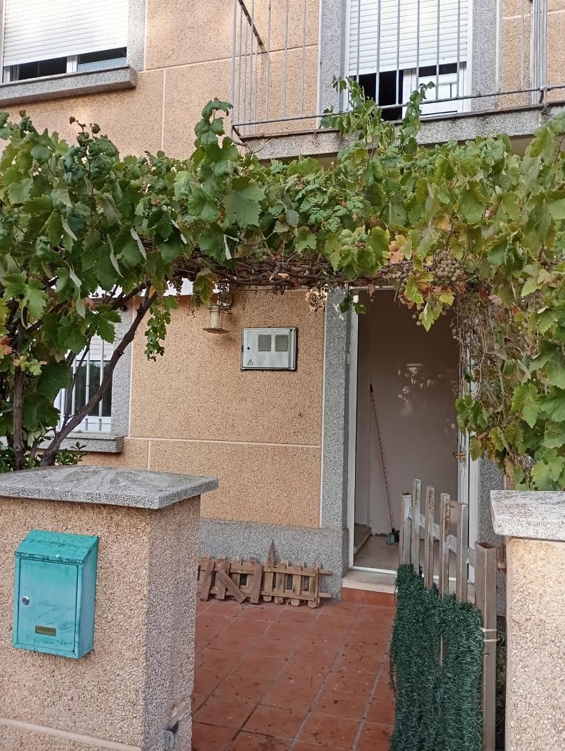 Casa adosada de lloguer a Avenida Benito Lewin, 50, Venta de Baños