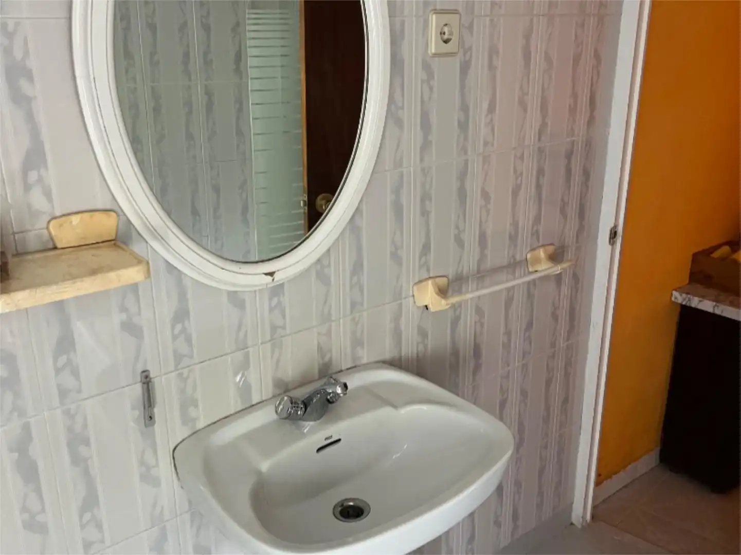 Casa adosada en venta en Calle Bajada Puerto, Coaña Baño de Casa adosada en venta en Coaña con Terraza y Amueblado