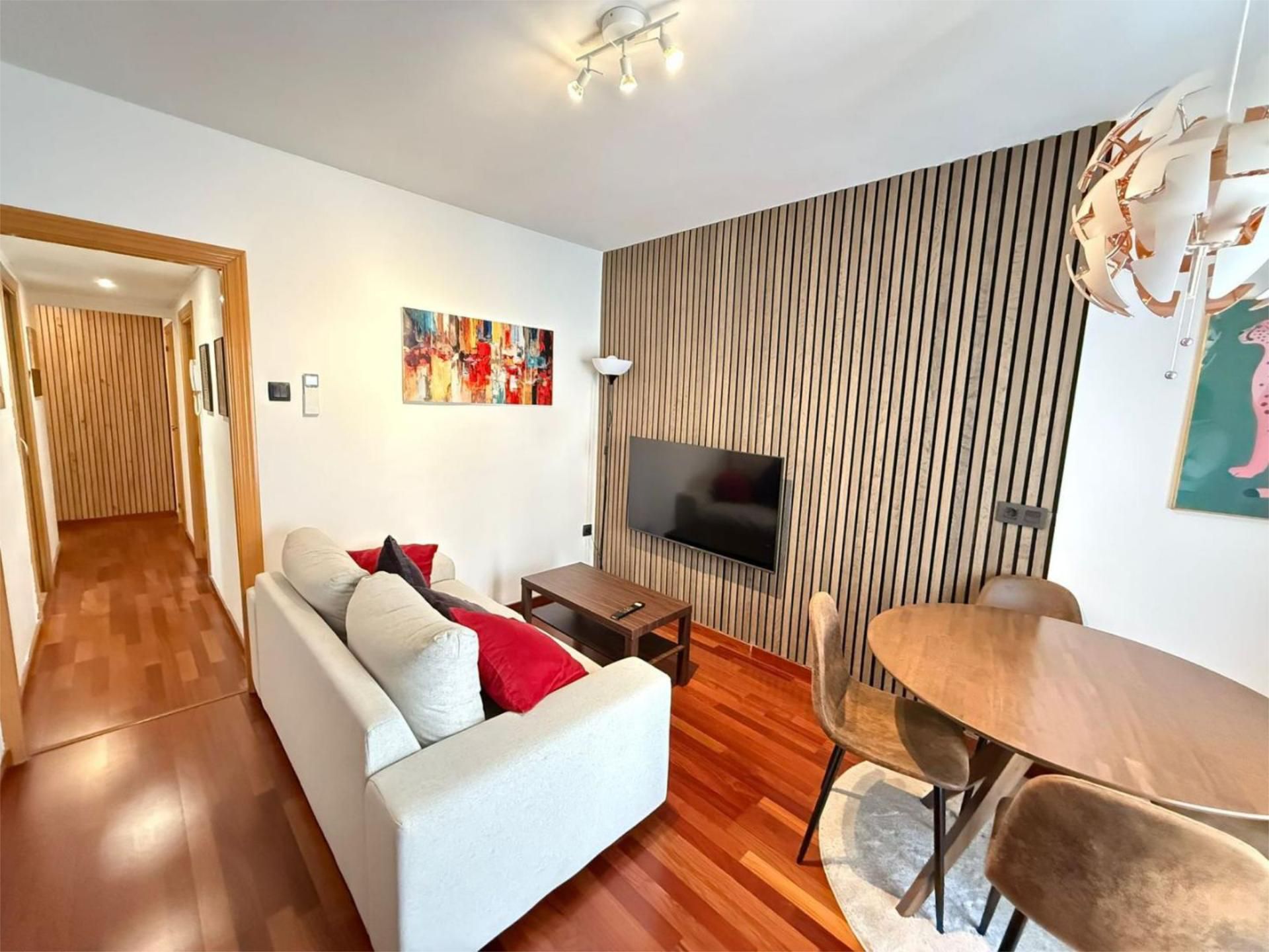 Sala d'estar de Pis de lloguer en L'Hospitalet de Llobregat amb Aire condicionat, Parquet i Moblat