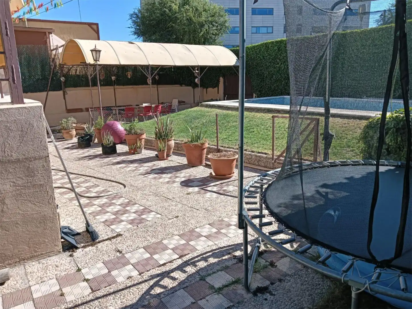 Houses for sale in Calle Enlace, 12, Pueblo Swimming pool of Houses for sale in Pozuelo de Alarcón with Heating, Private garden and Terrace