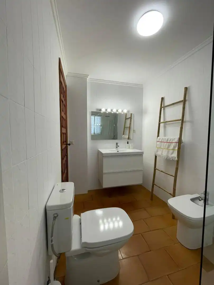 Casa adosada en venta en Calle Langostino, 16, Punta Umbría Baño de Casa adosada en venta en Punta Umbría con Terraza y Balcón