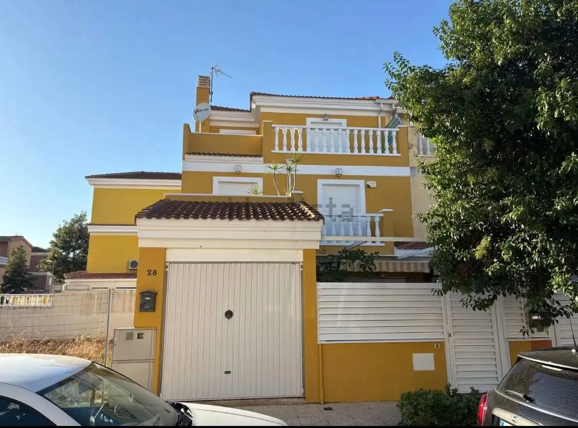 Casa adosada en venta en Carrer Albalat de la Ribera, 28, Cullera Vista exterior de Casa adosada en venta en Cullera con Terraza, Piscina y Balcón
