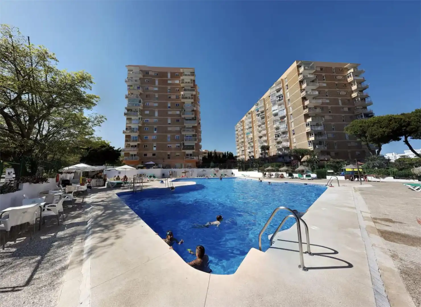 Pis de lloguer a Calle Luis Vives, 3, Solymar Piscina de Pis de lloguer en Benalmádena amb Aire condicionat, Calefacció i Jardí privat