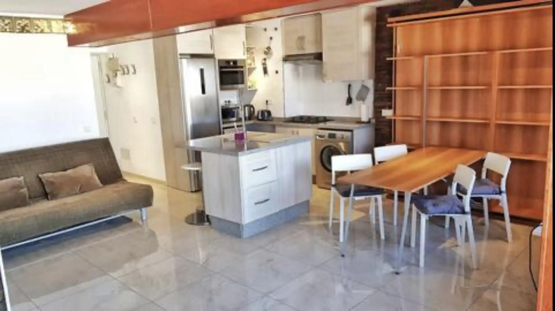 Pis de lloguer a Calle Luis Vives, 3, Solymar Cuina de Pis de lloguer en Benalmádena amb Aire condicionat, Calefacció i Jardí privat