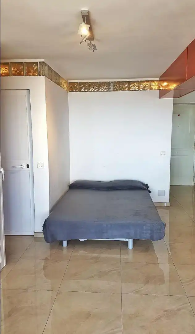 Pis de lloguer a Calle Luis Vives, 3, Solymar Dormitori de Pis de lloguer en Benalmádena amb Aire condicionat, Calefacció i Jardí privat