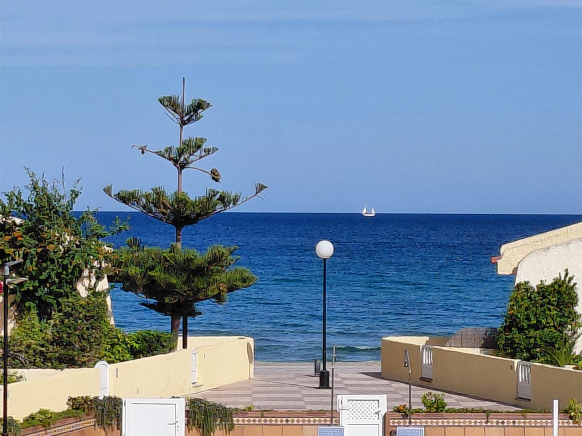 Vista exterior de Dúplex en venda en La Manga del Mar Menor amb Aire condicionat, Terrassa i Piscina