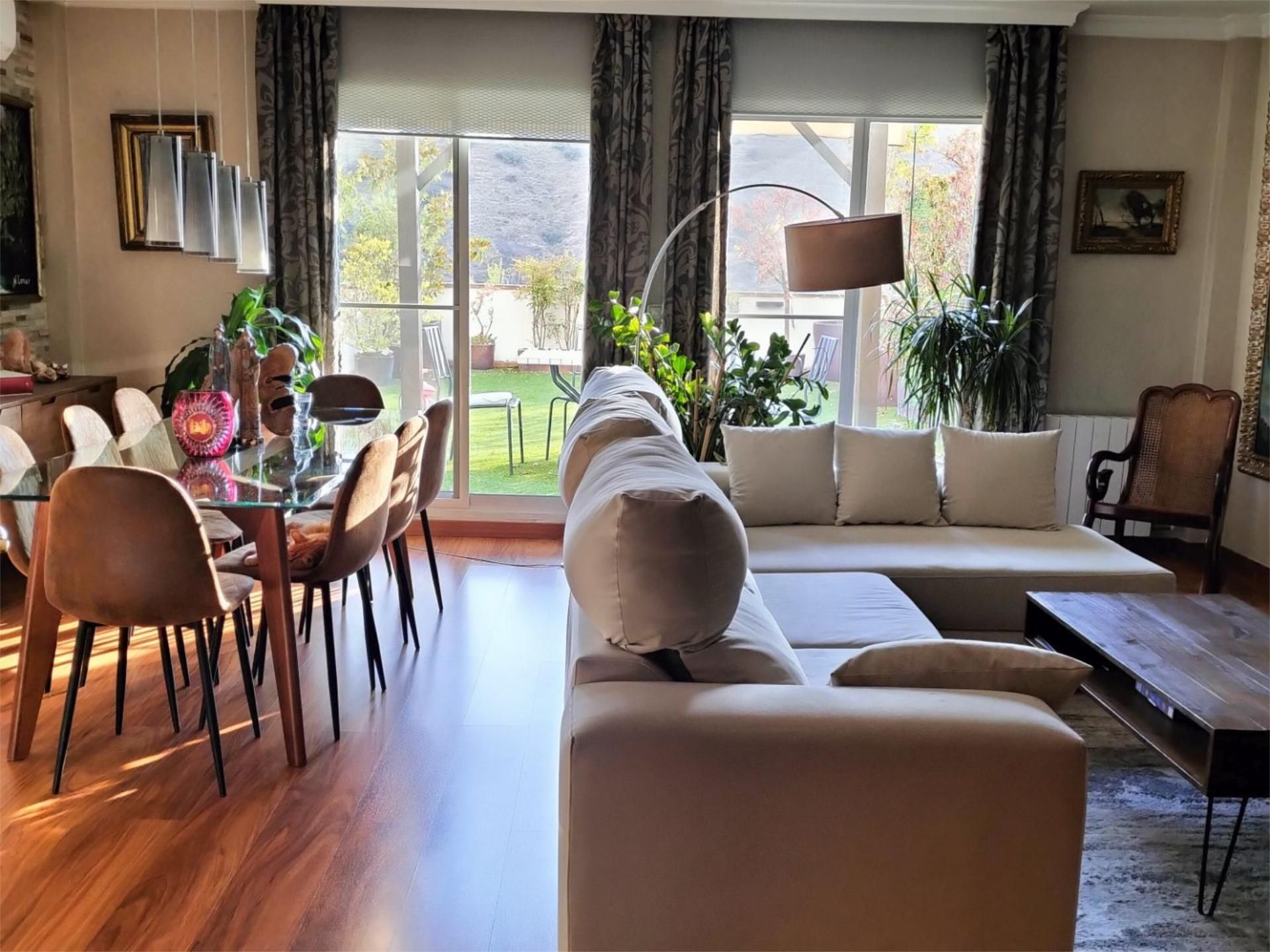 Sala d'estar de Casa adosada en venda en  Granada Capital amb Aire condicionat, Calefacció i Jardí privat