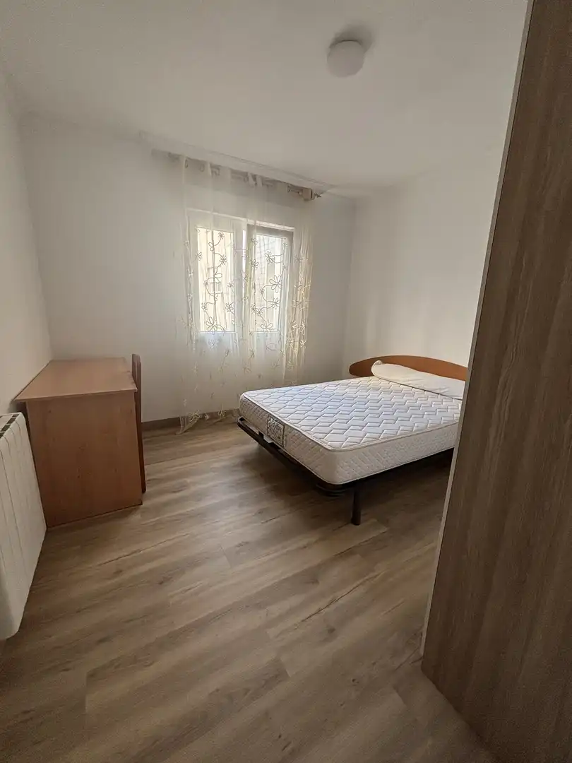 Habitació a Rúa Almirante Matos, 6, Campo da Torre - Mollabao Dormitori de Pis per a compartir en Pontevedra Capital amb Calefacció, Traster i Moblat
