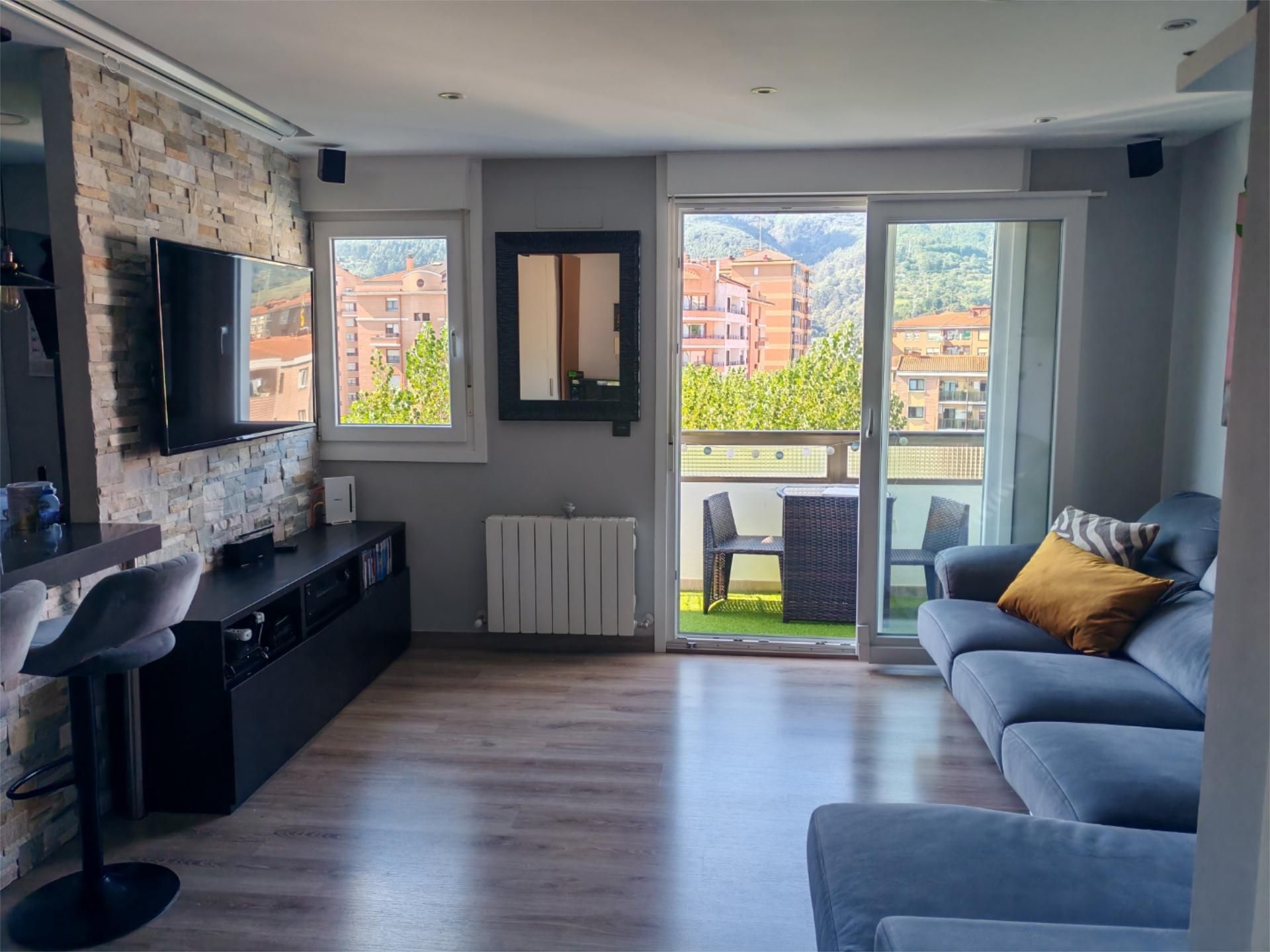 Sala d'estar de Pis en venda en Barakaldo  amb Parquet, Terrassa i Traster