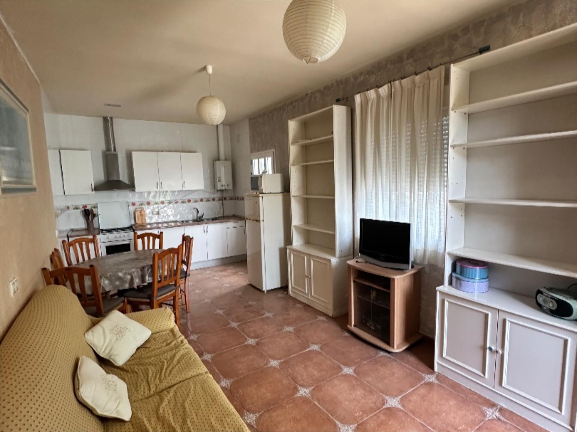 Sala d'estar de Casa adosada en venda en Casas de Benítez amb Aire condicionat i Moblat