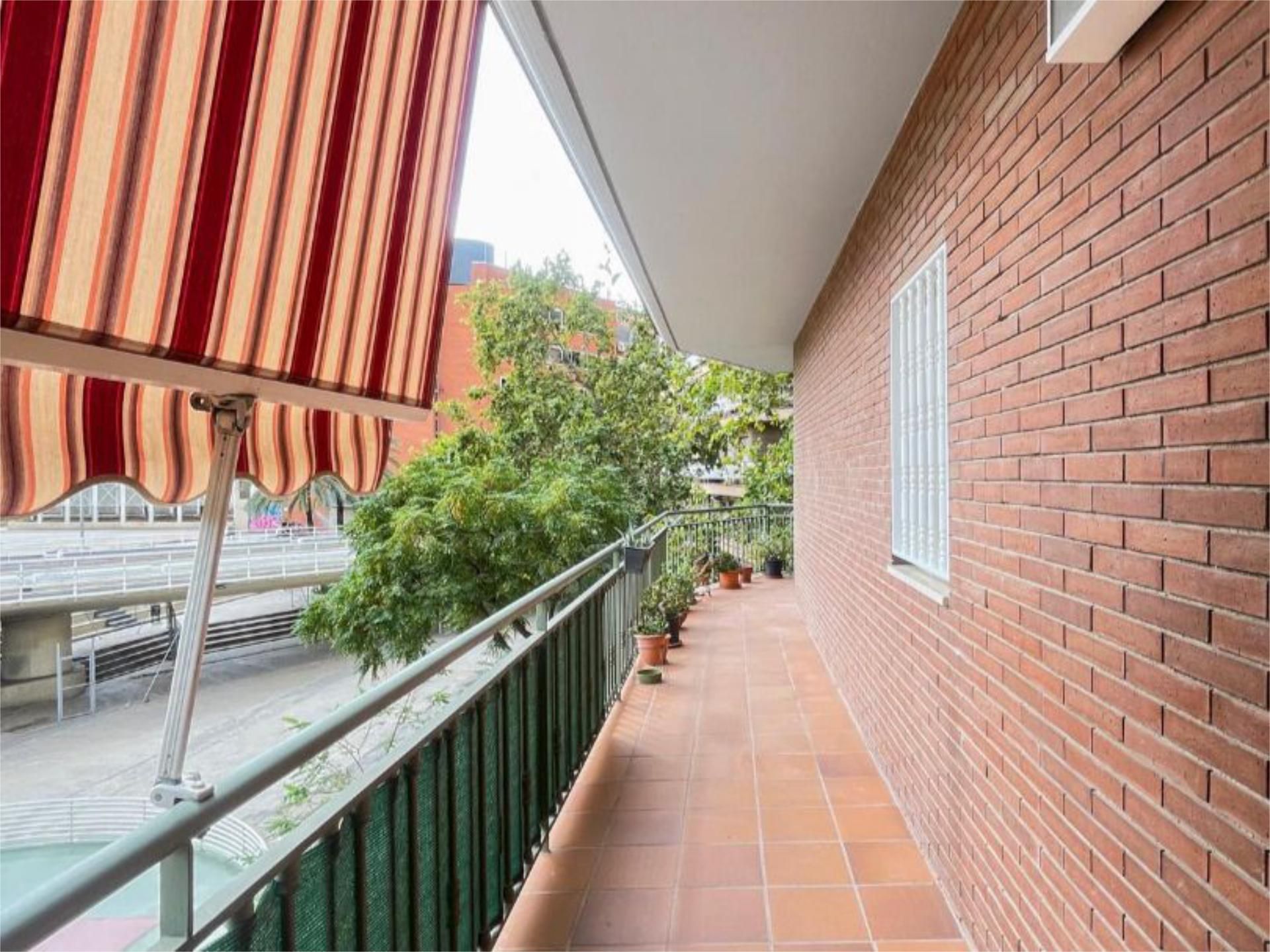 Exterior view of Flat for sale in  Barcelona Capital  with Air Conditioner and Balcony