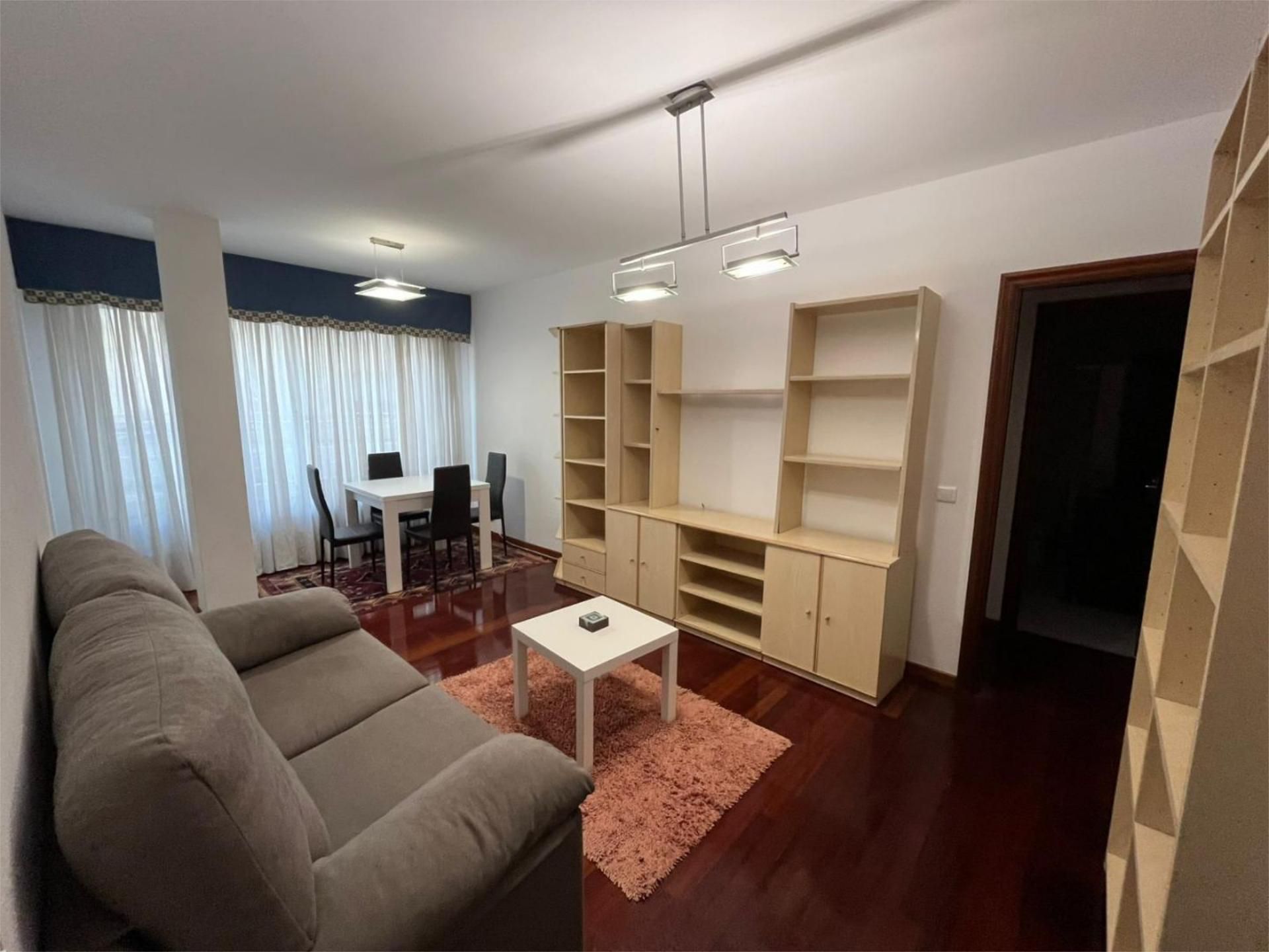 Sala d'estar de Pis de lloguer en Santiago de Compostela  amb Calefacció, Parquet i Terrassa