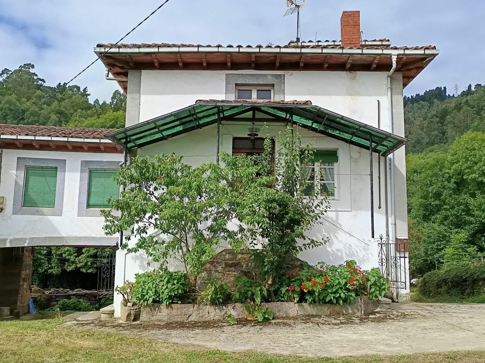 Vista exterior de Casa o chalet en venta en Salas con Terraza y Balcón