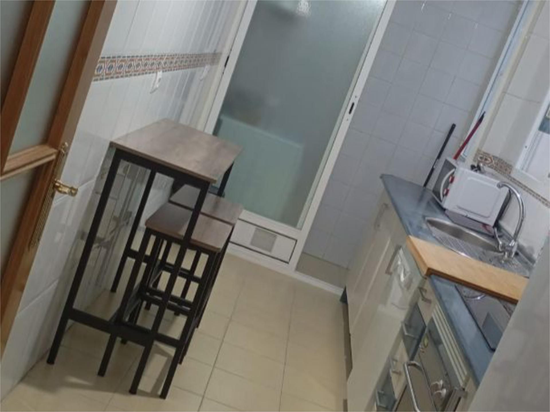 Kitchen of Flat to share in Badajoz Capital  with Air Conditioner, Furnished and Balcony