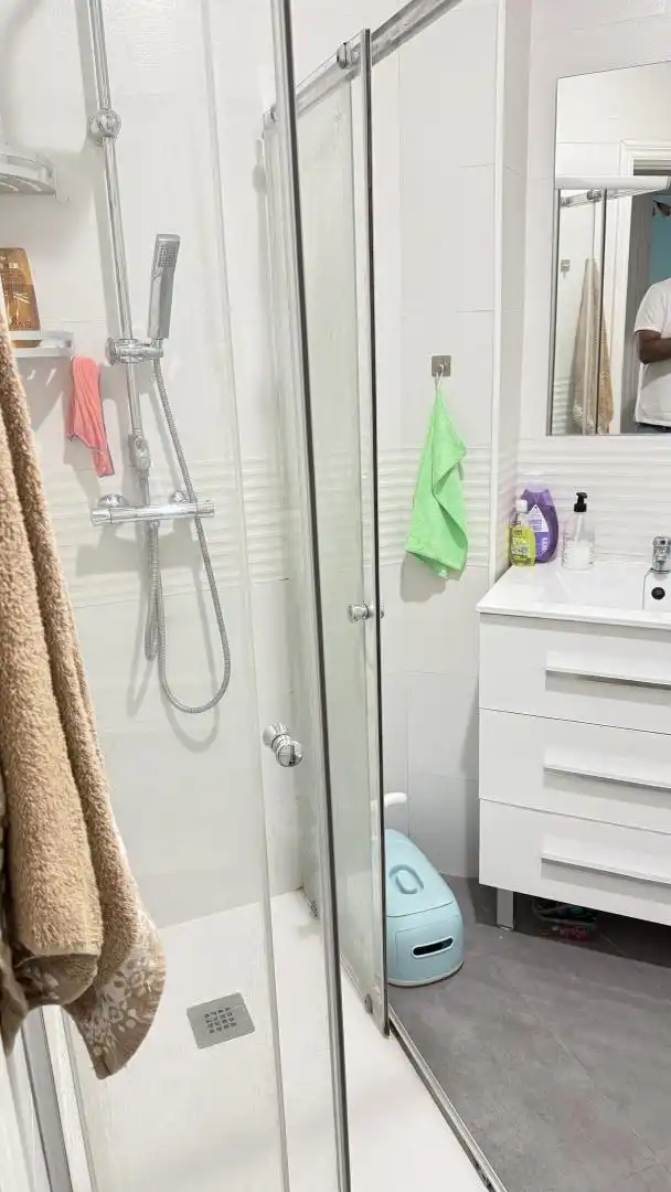 Badezimmer von Wohnung zur untervermieten in Torrelavega  mit Heizung, Möbliert und Balkon