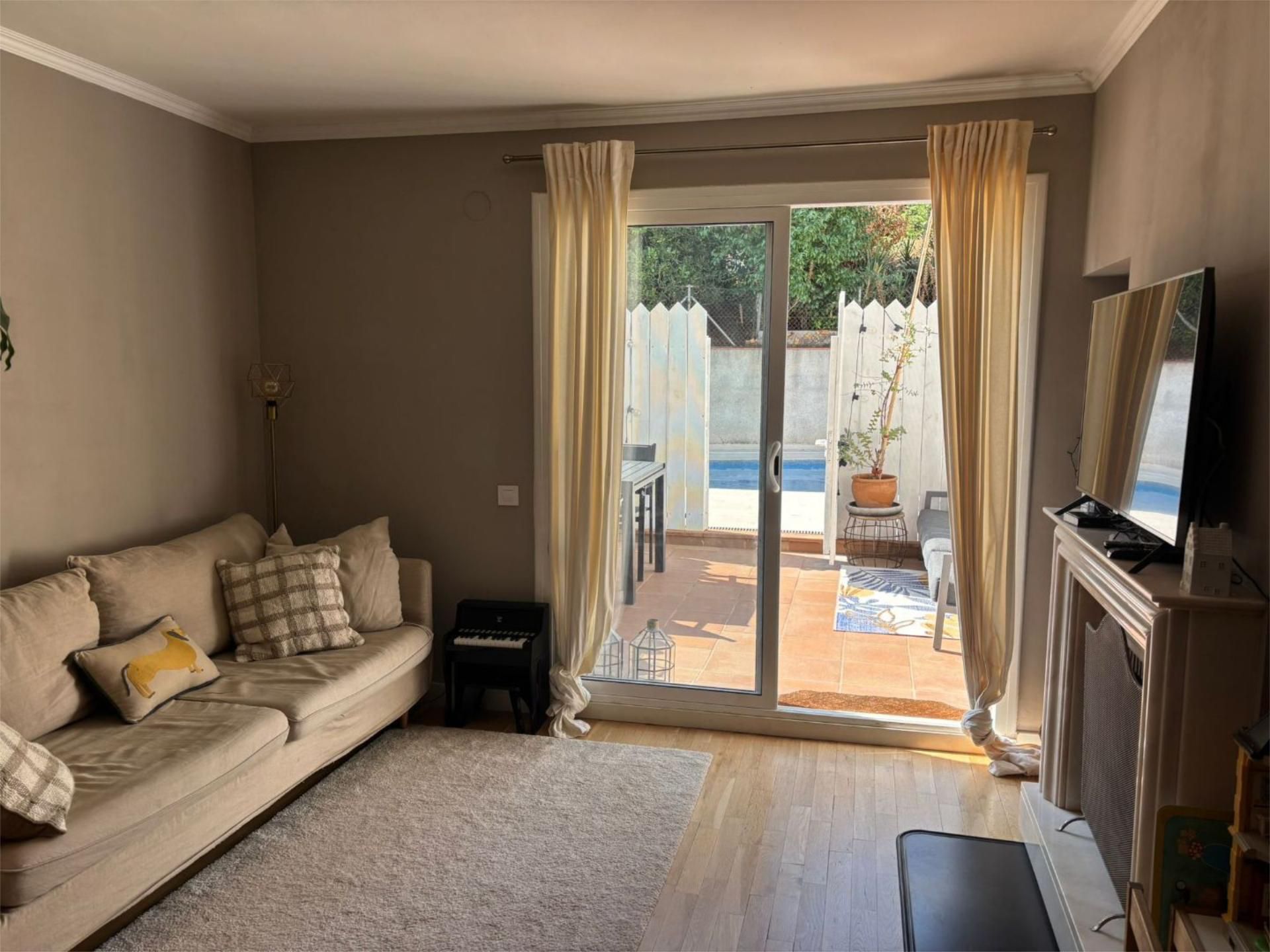 Living room of Single-family semi-detached for sale in Sant Cugat del Vallès  with Air Conditioner, Terrace and Swimming Pool