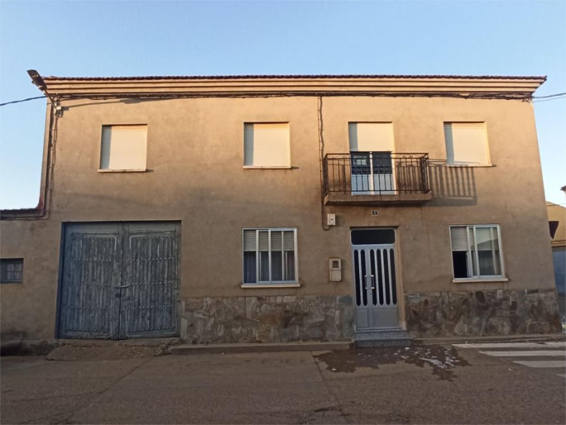 Vista exterior de Casa adosada en venda en Manganeses de la Polvorosa amb Calefacció, Traster i Moblat