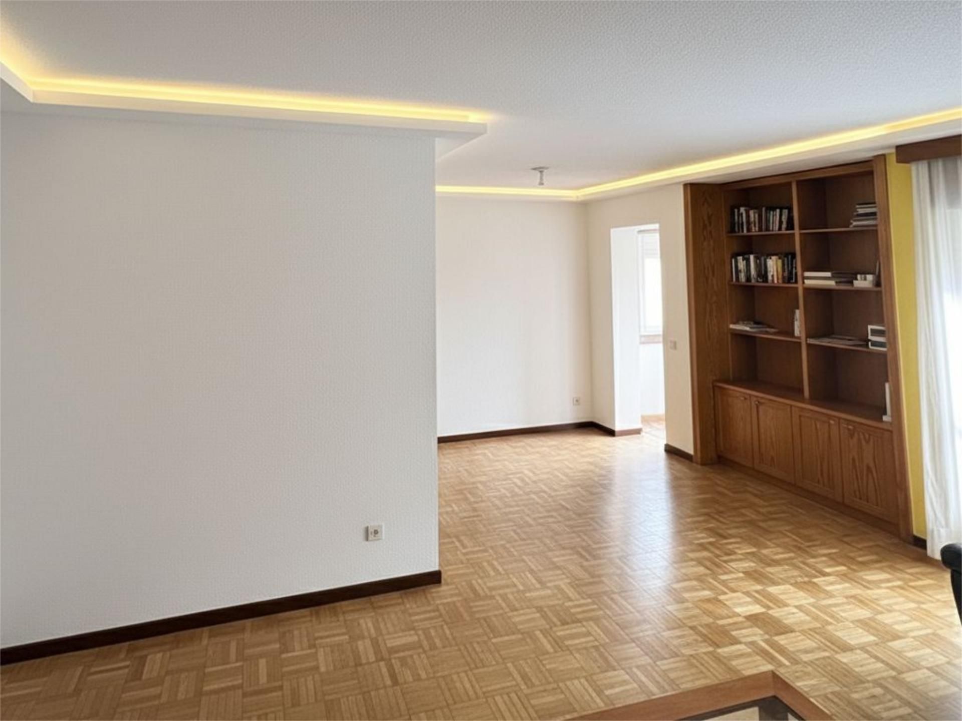 Sala d'estar de Pis en venda en Valladolid Capital amb Calefacció, Parquet i Piscina