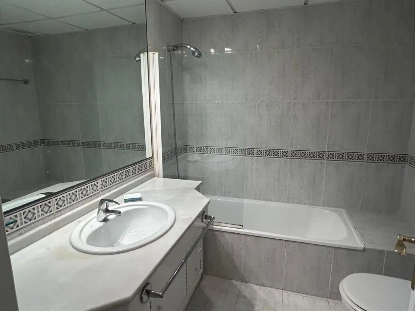 Bathroom of Flat for sale in Sevilla  with Air Conditioner, Terrace and Balcony