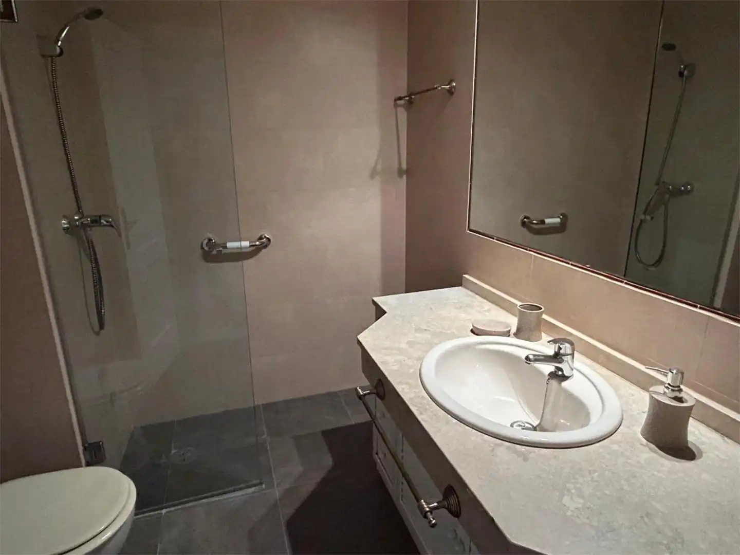 Bathroom of Flat for sale in Sevilla  with Air Conditioner, Terrace and Balcony