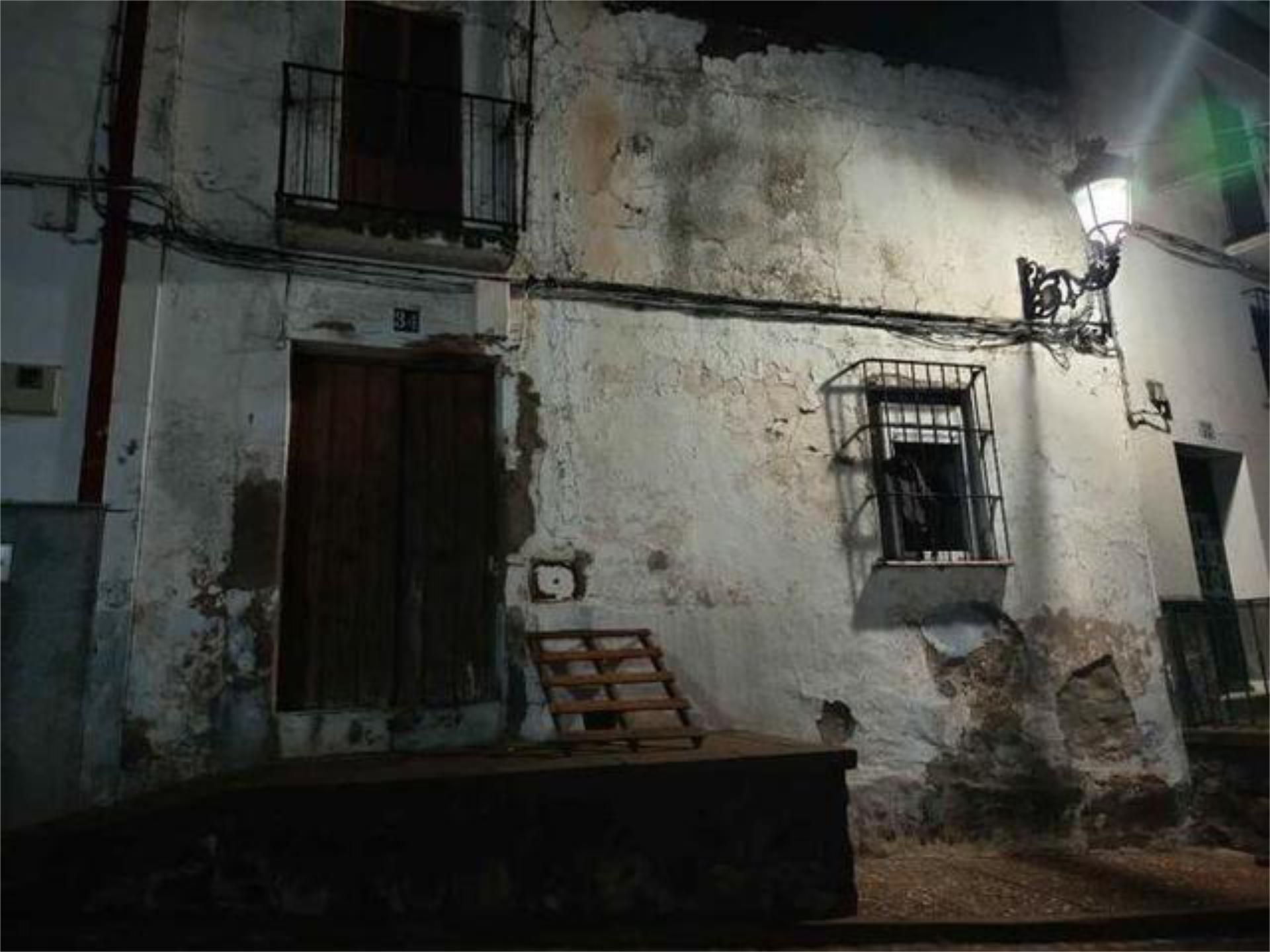Vista exterior de Casa adosada en venda en Feria amb Jardí privat, Terrassa i Traster