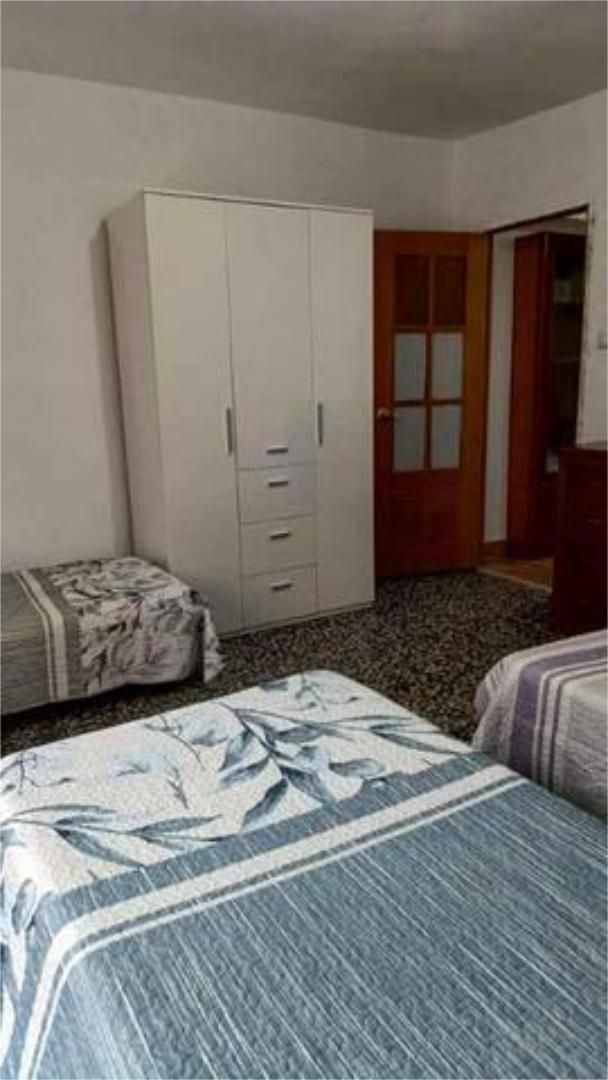 Dormitori de Apartament per a compartir en Canals amb Moblat