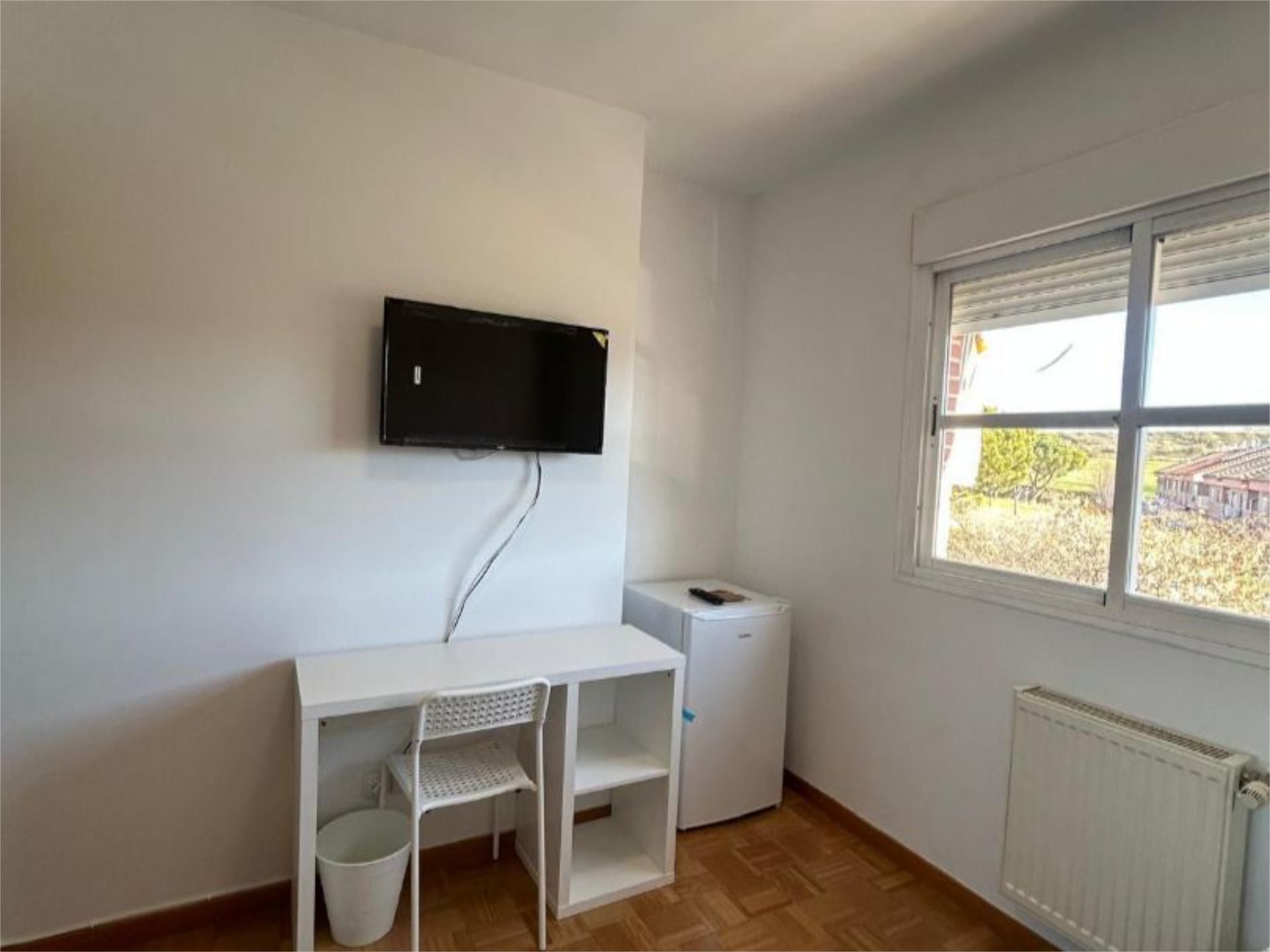 Pis per a compartir a Calle Giralda, 16, Los Hueros Dormitori de Pis per a compartir en Villalbilla amb Aire condicionat, Calefacció i Jardí privat