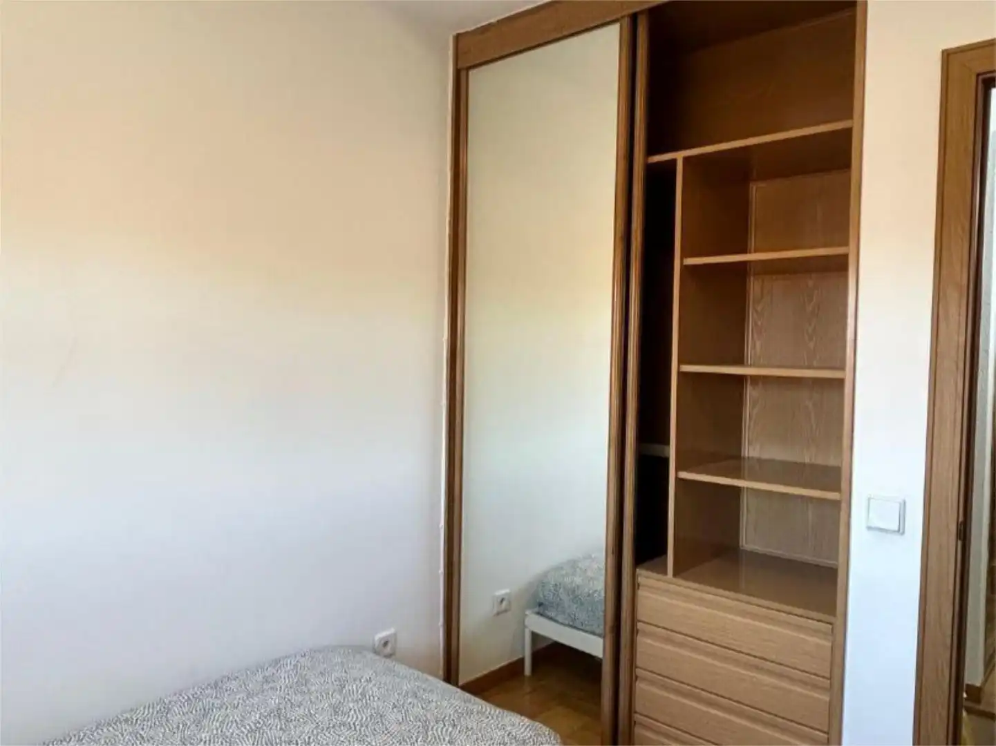 Habitación en Calle Giralda, 16, Los Hueros Habitación de Piso para compartir en Villalbilla con Aire acondicionado, Calefacción y Jardín privado