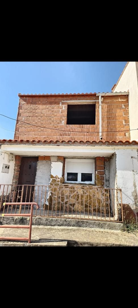 Vista exterior de Casa adosada en venda en Valdecañas de Tajo amb Jardí privat i Traster