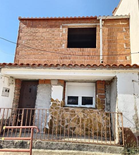 Foto 1 de Casa adosada en venda a Plaza Esparraguera, 2, Valdecañas de Tajo, Cáceres