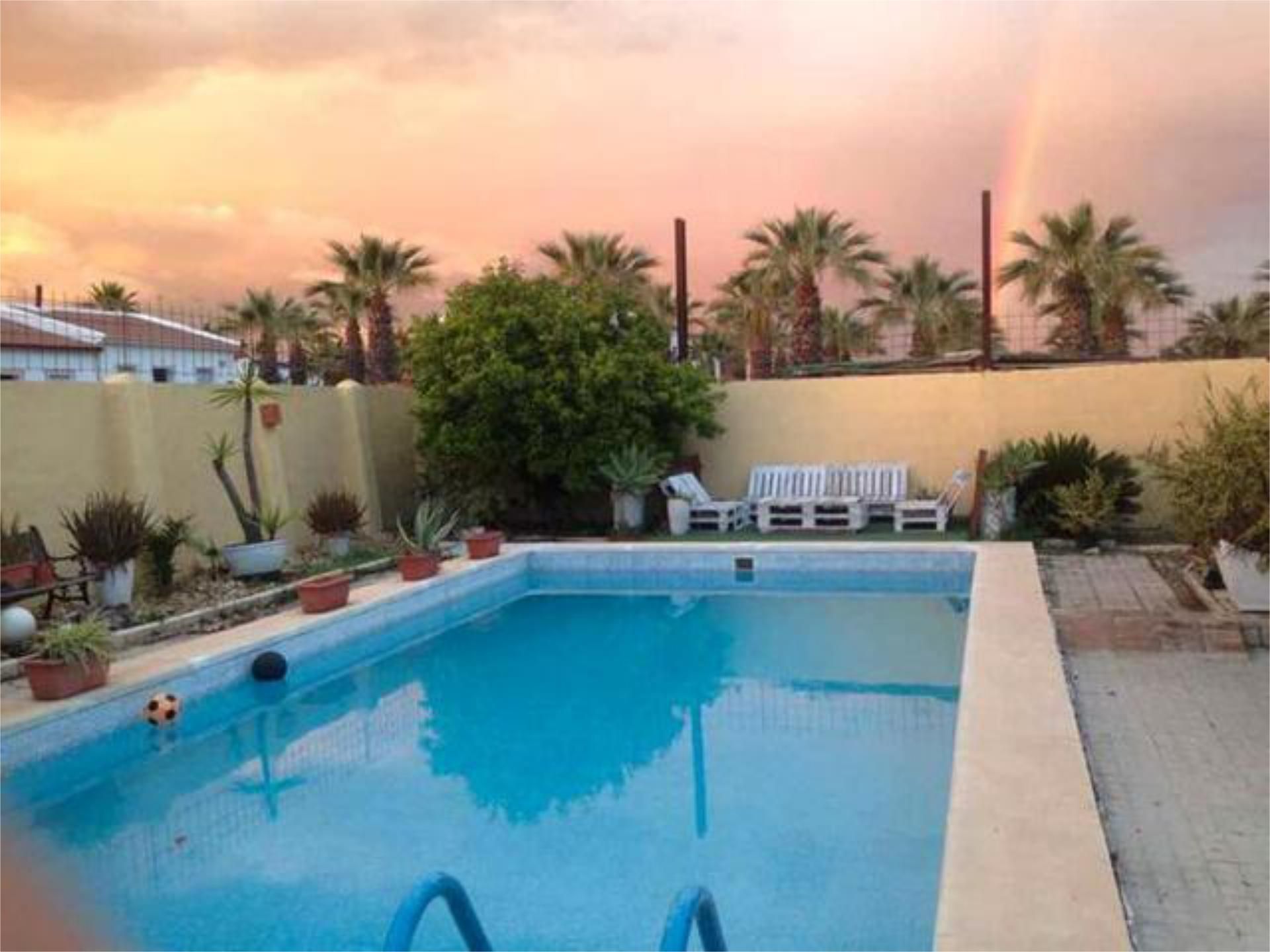 Piscina de Casa adosada en venda en Villamanrique de la Condesa amb Jardí privat, Traster i Piscina